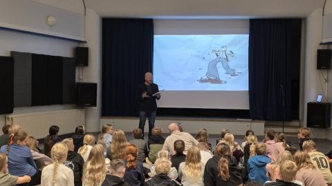 Nemendur hlusta á Ævar kynna bækurnar sínar